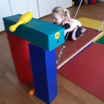 Kind klettert auf bunten Therapie-Klötzen